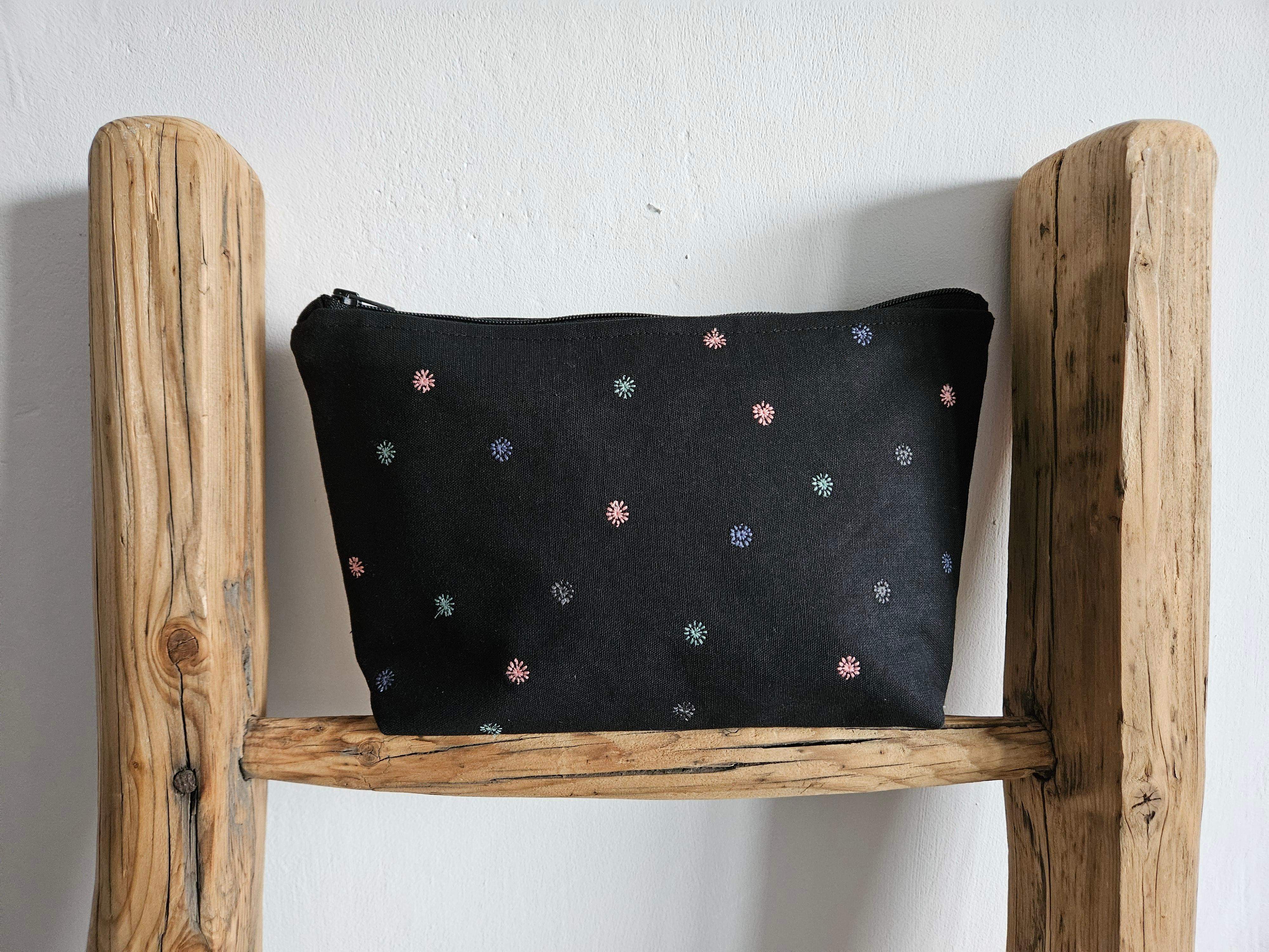 Kosmetyczka czarna kwiatki 1