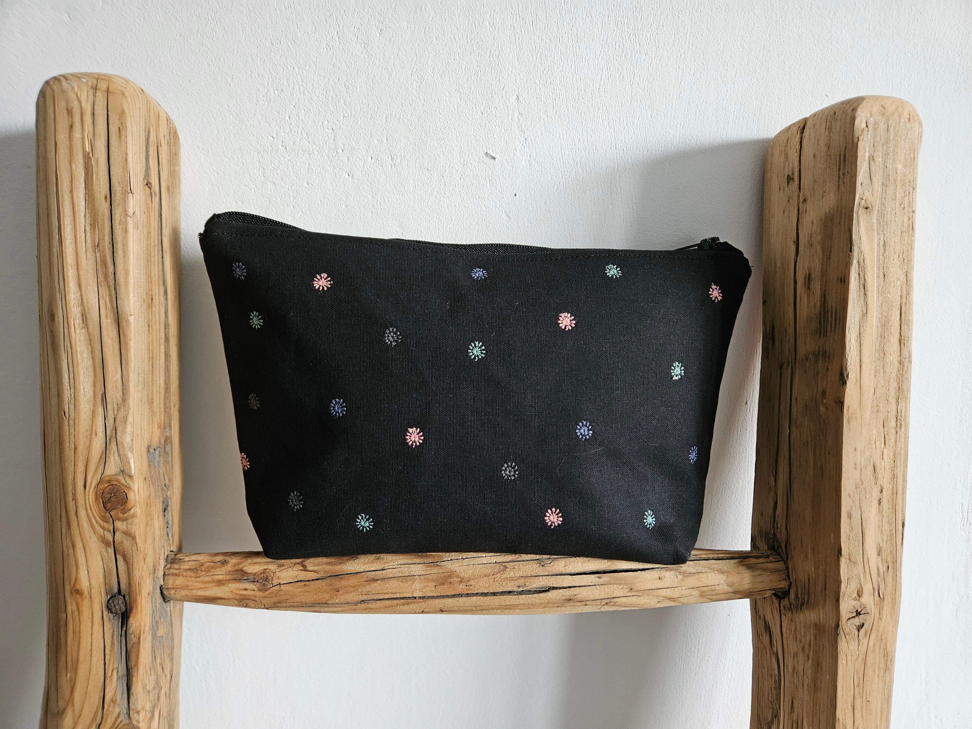 Kosmetyczka czarna kwiatki 0