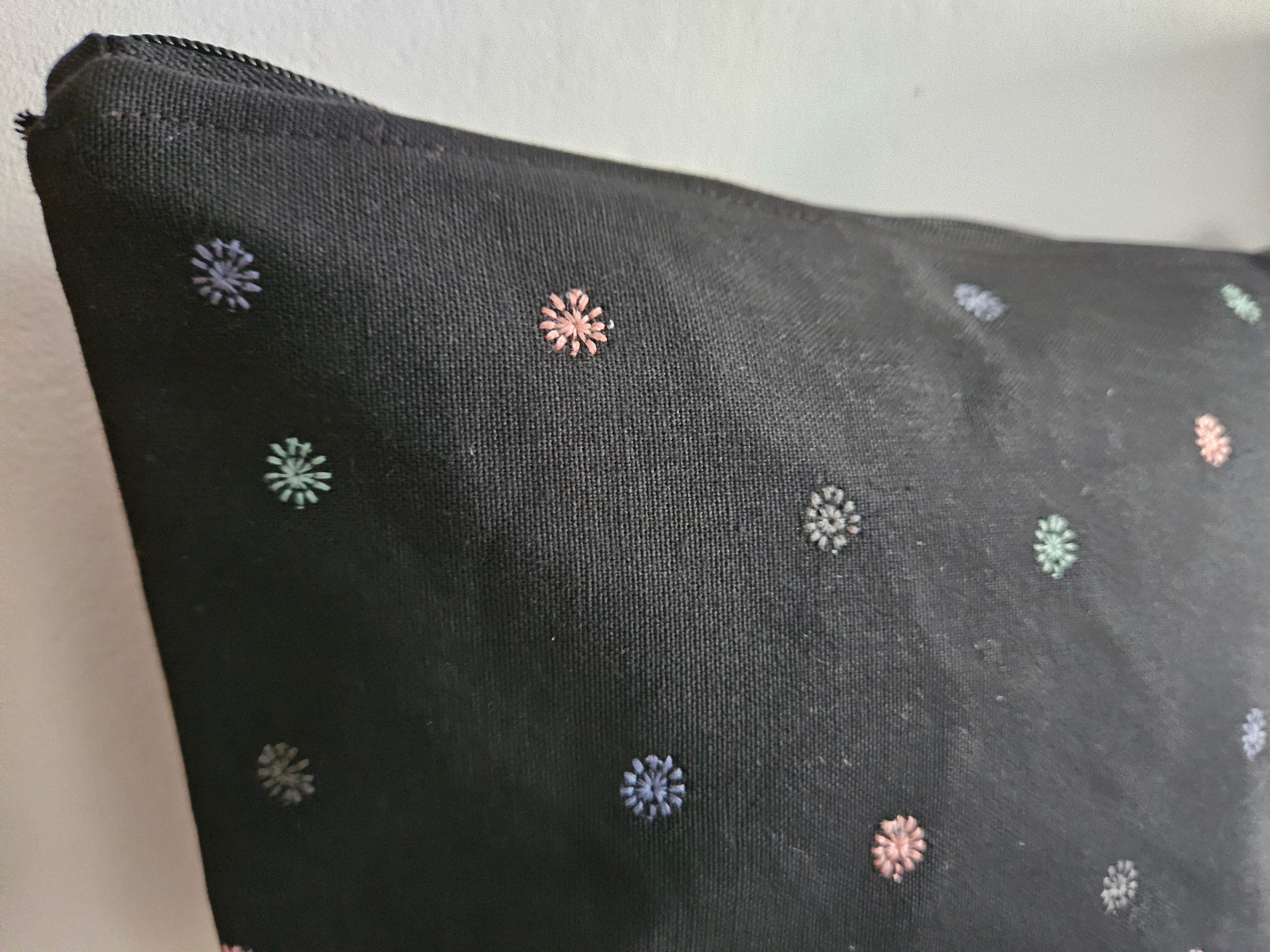 Kosmetyczka czarna kwiatki 2