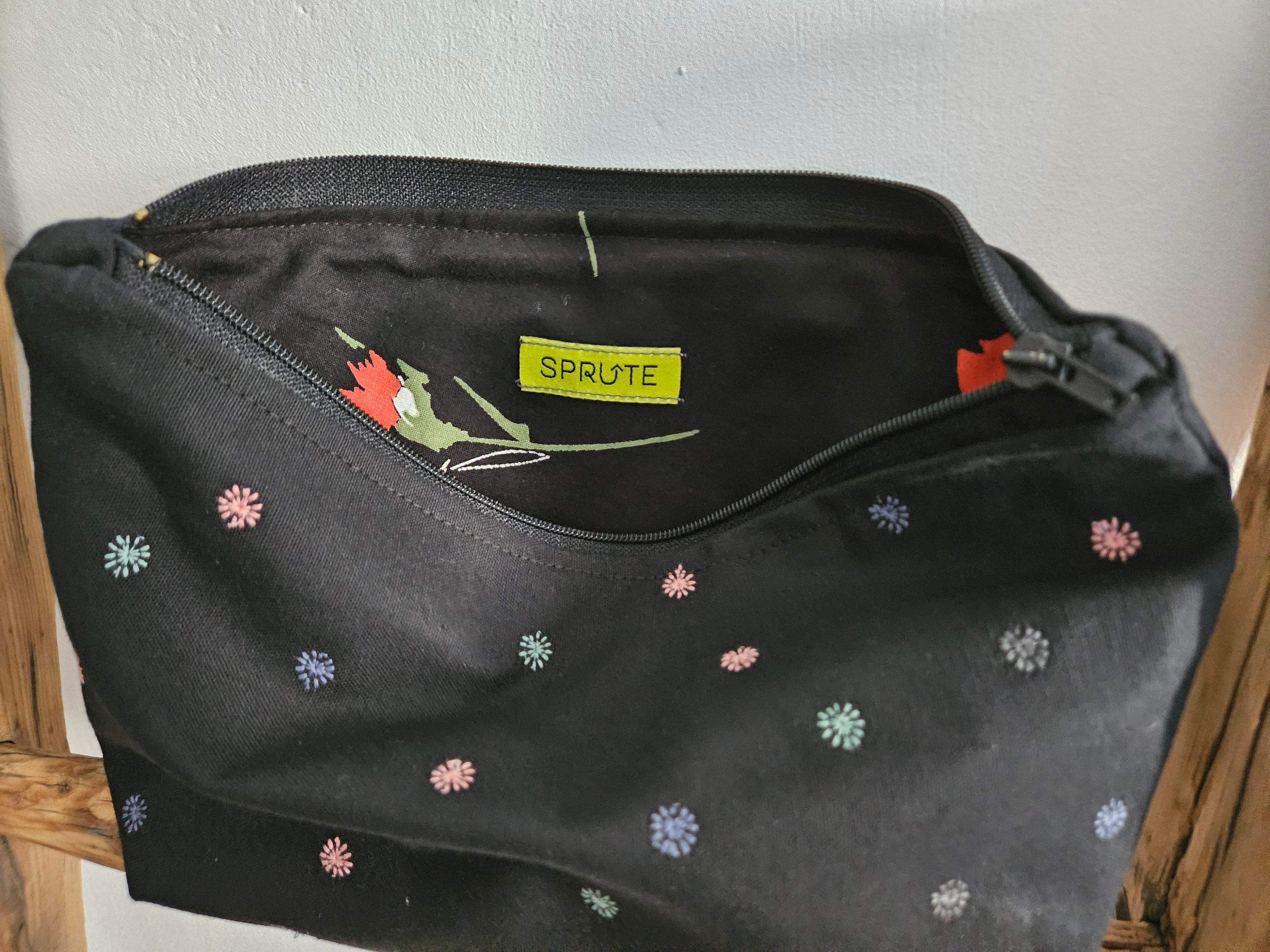 Kosmetyczka czarna kwiatki 3