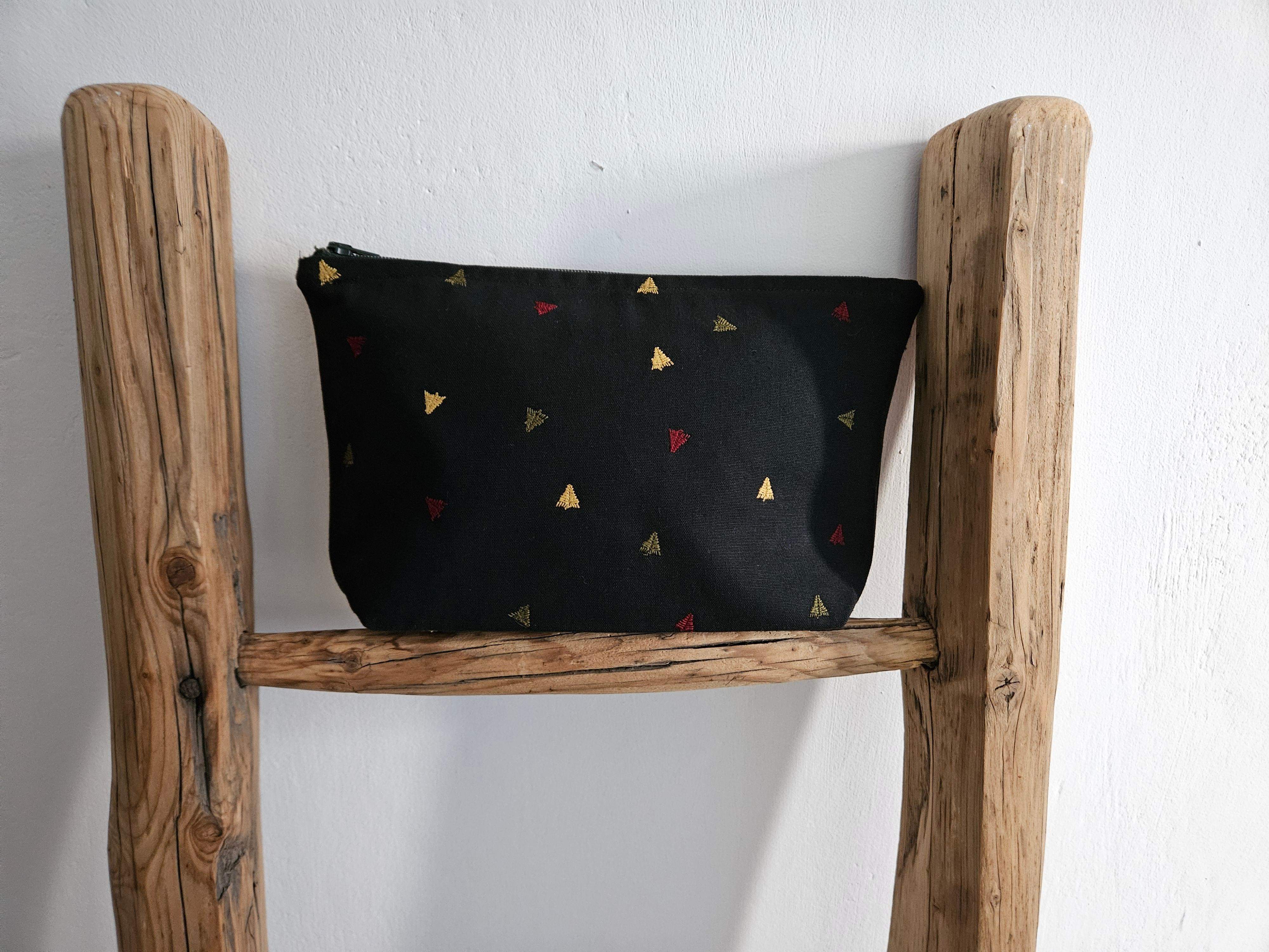 Kosmetyczka czarna trójkąty 1