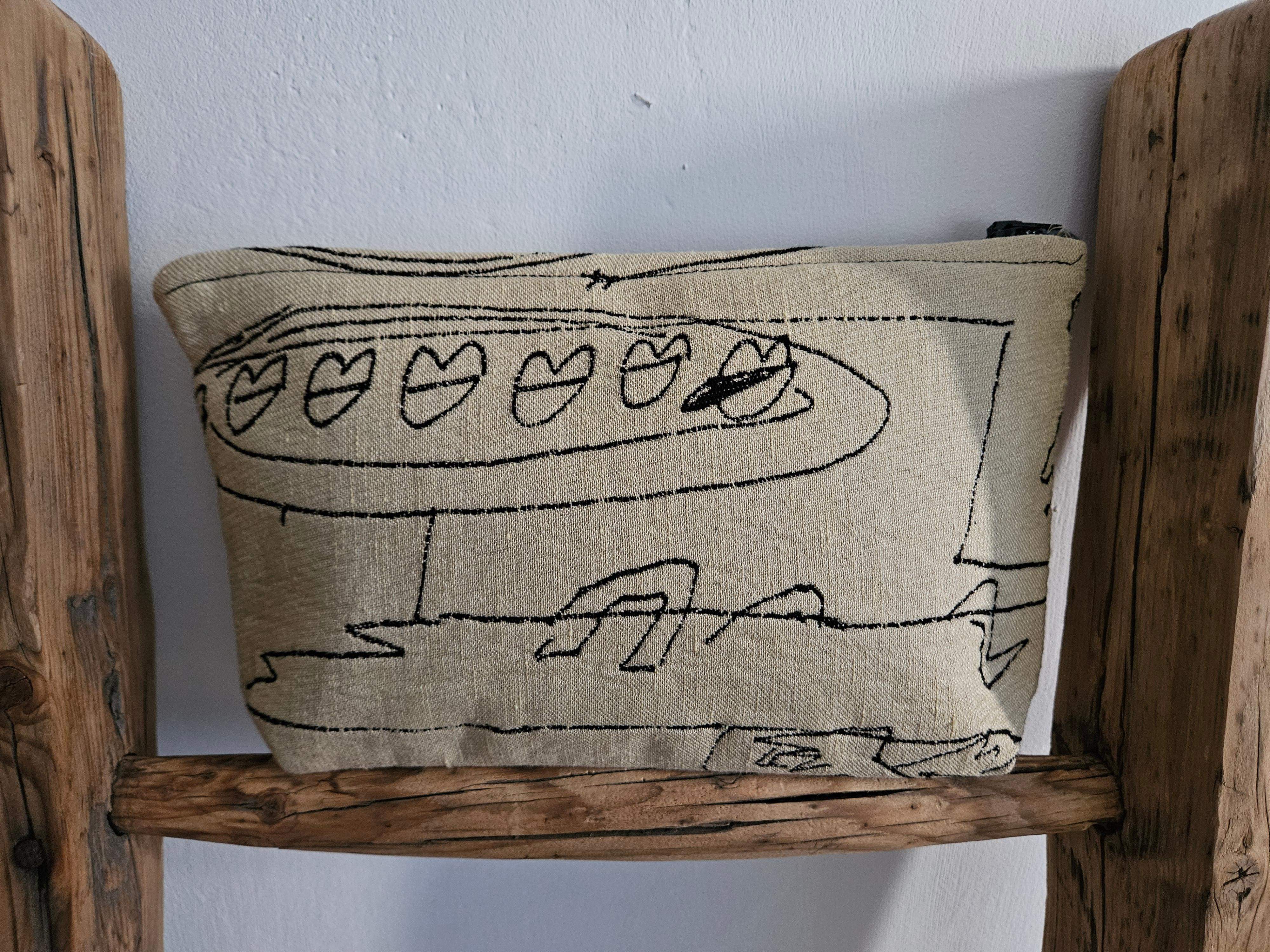 Kosmetyczka rysunki naskalne 1