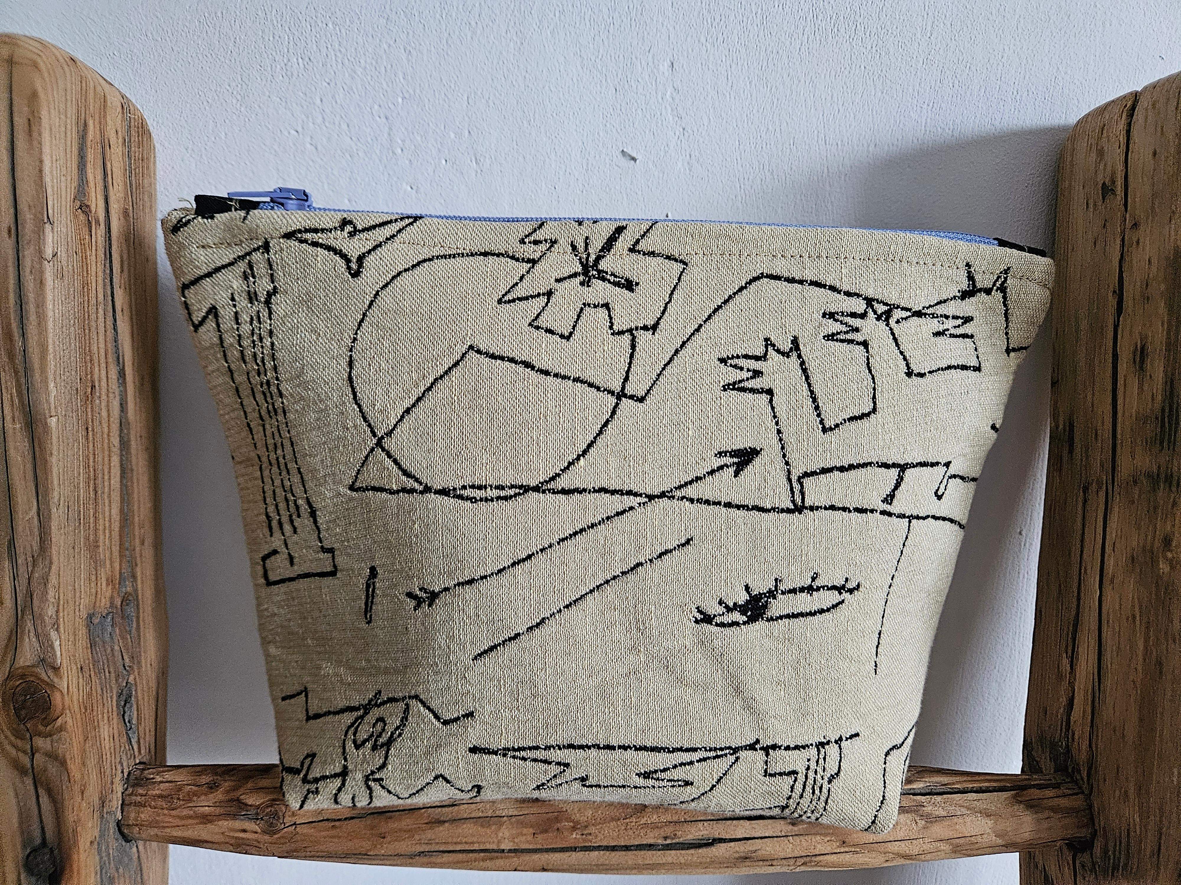 Kosmetyczka rysunki naskalne 1