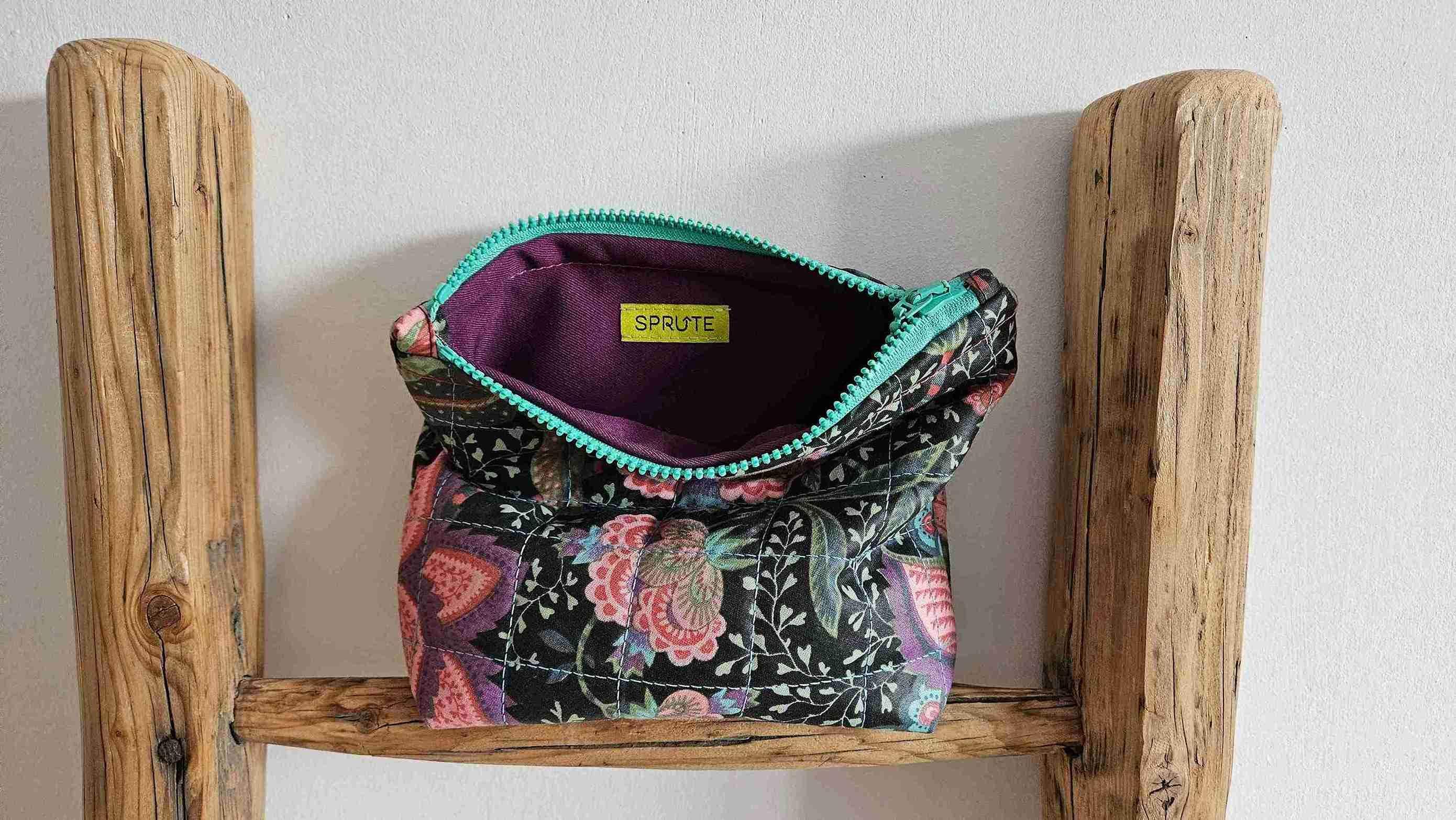 Kosmetyczka pikowana kwiaty I 2