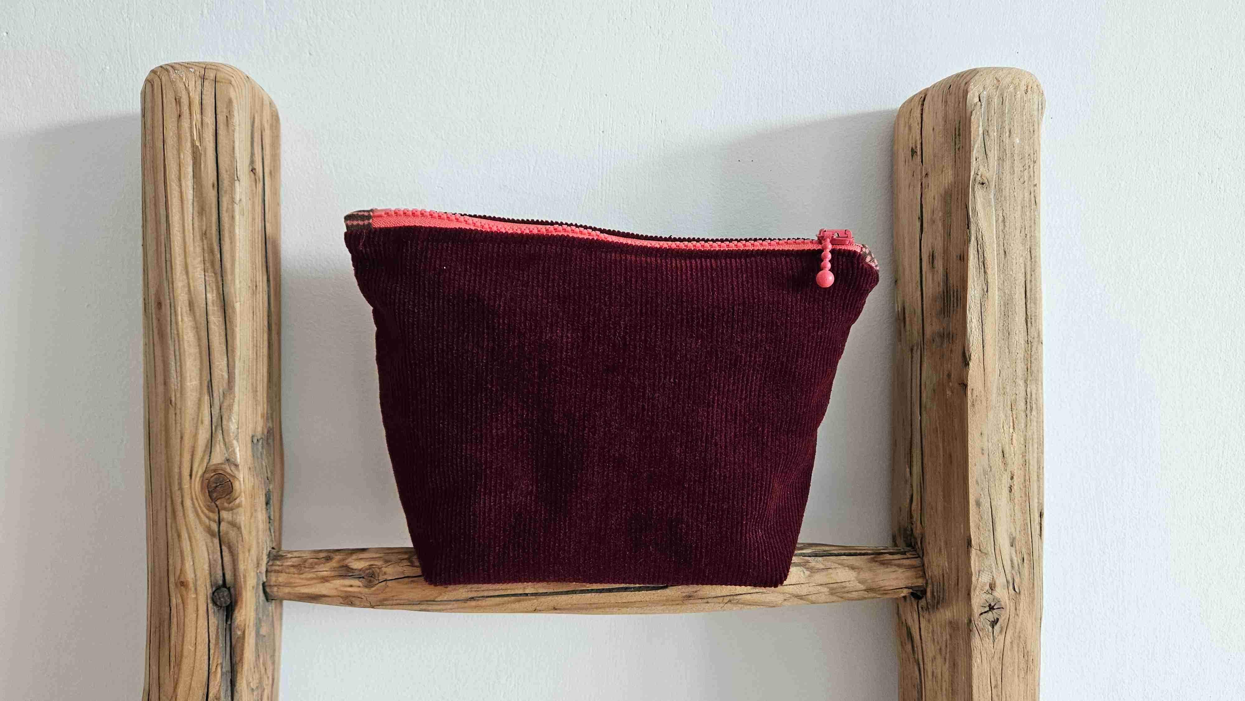 Kosmetyczka bordowa sztruks 1