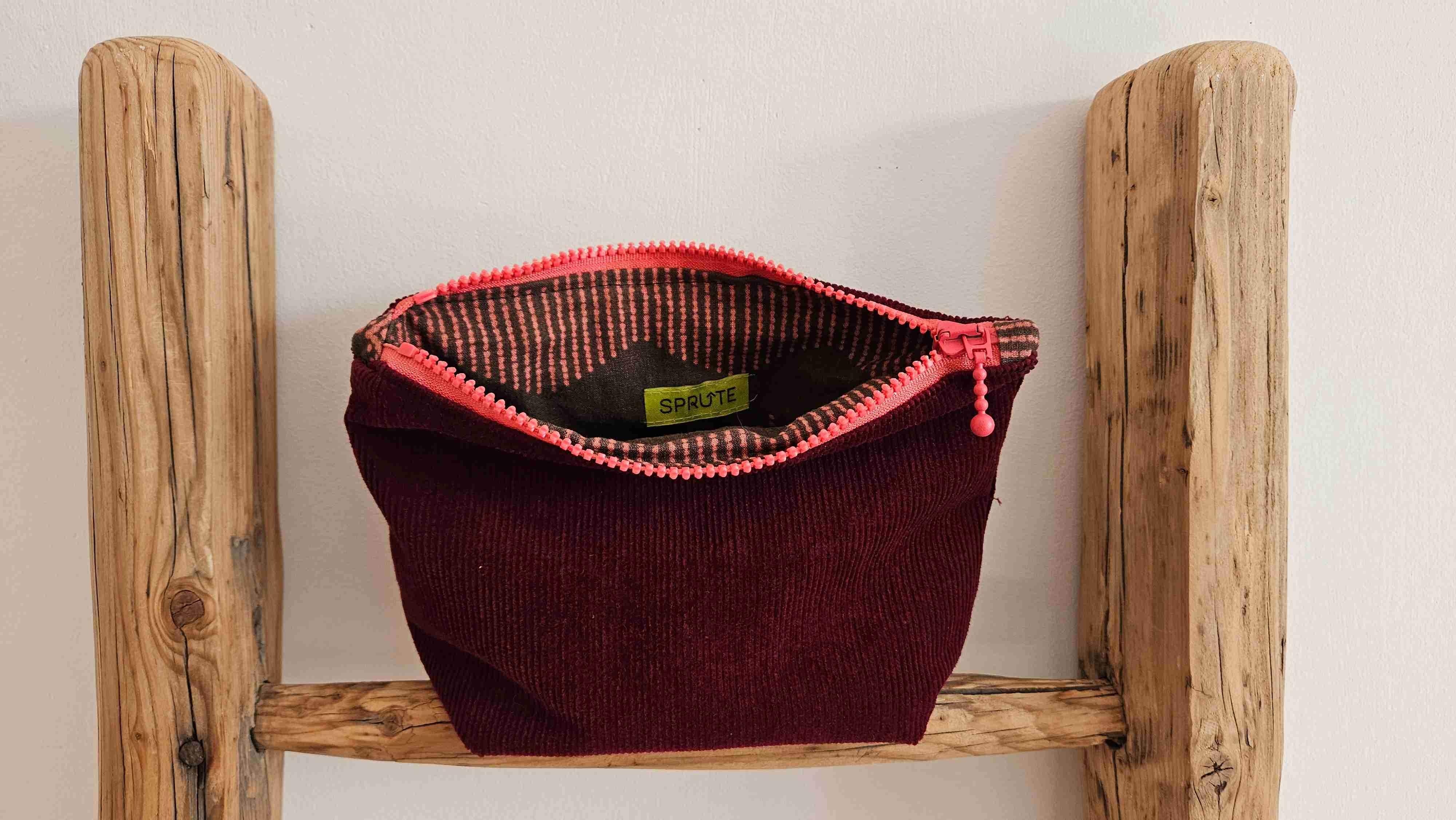 Kosmetyczka bordowa sztruks 2