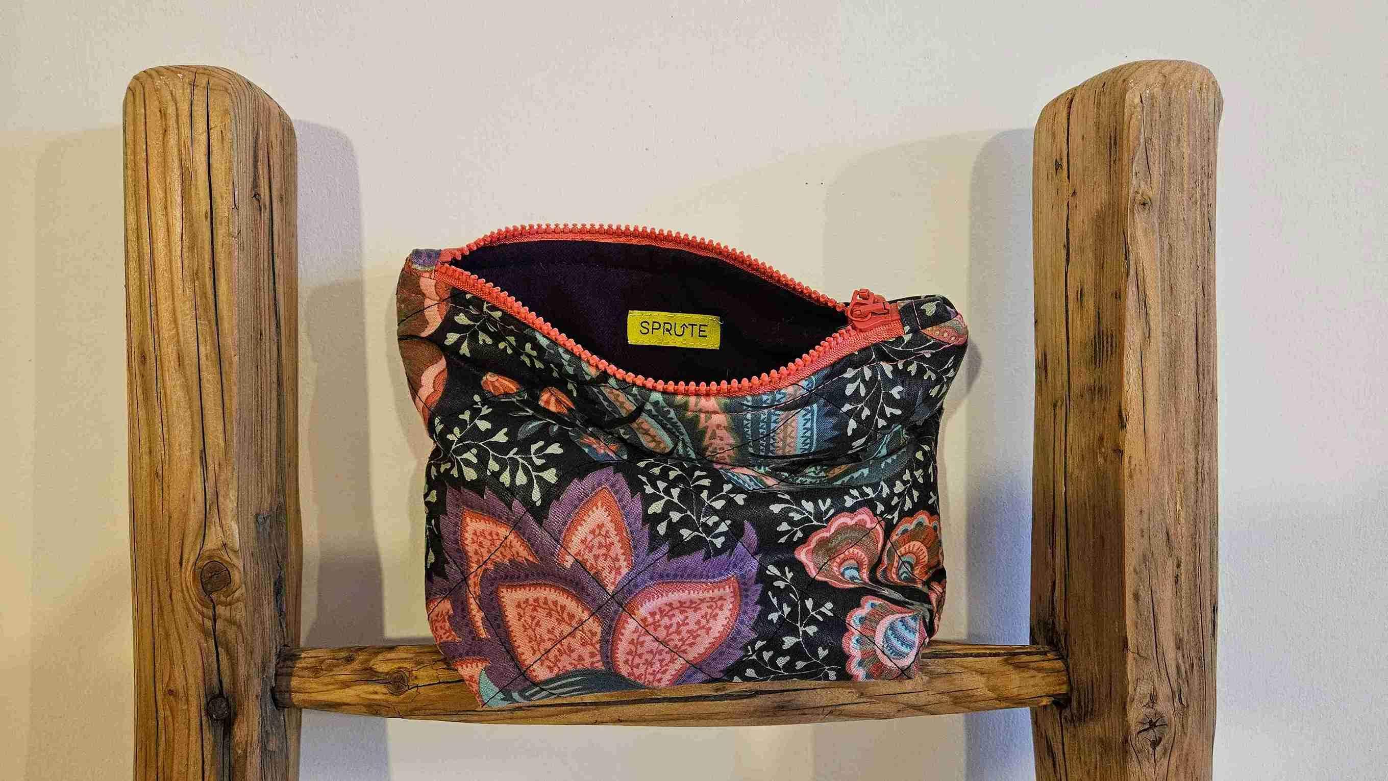 Kosmetyczka pikowana kwiaty II 2