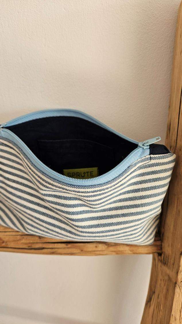 Kosmetyczka błękitne paski 2