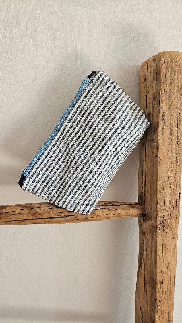 Kosmetyczka błękitne paski 1