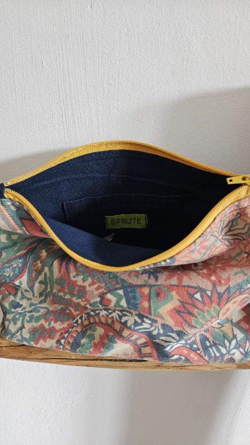 Kosmetyczka żółty zamek 2