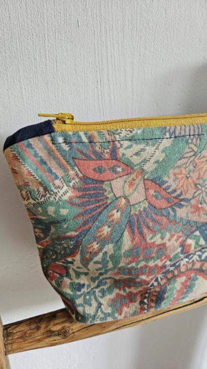 Kosmetyczka żółty zamek 1