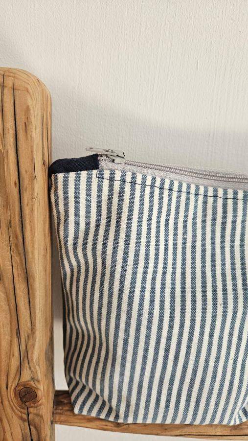 Kosmetyczka błękitne paski L 1